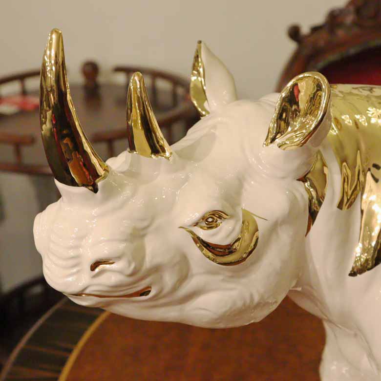 イタリア サイ AHURA 陶器 置物 オブジェ 風水 縁起物 リノ ライナセロス アイボリーゴールド