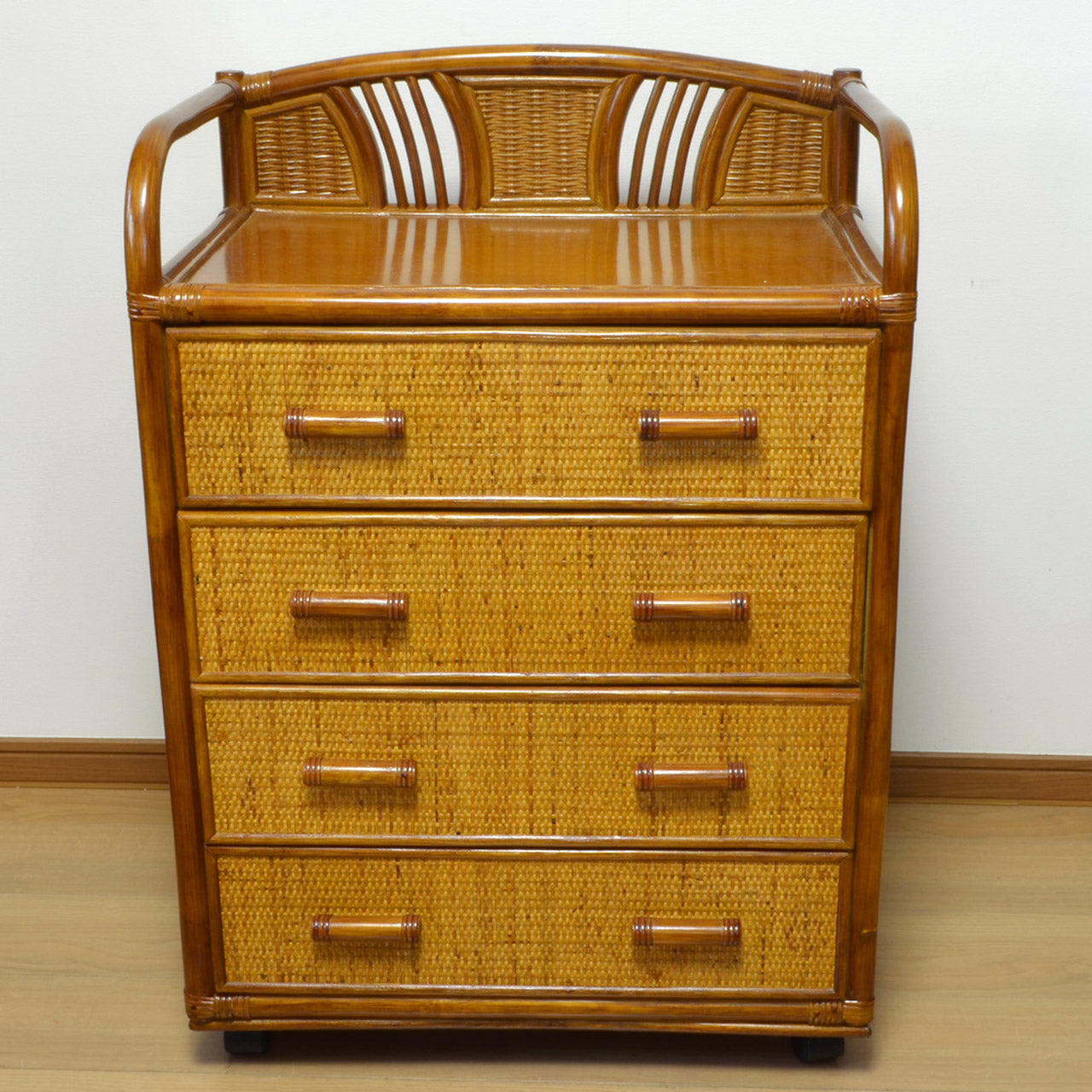 キャスター付きラタンチェスト 4段 飾り枠付き 完成品